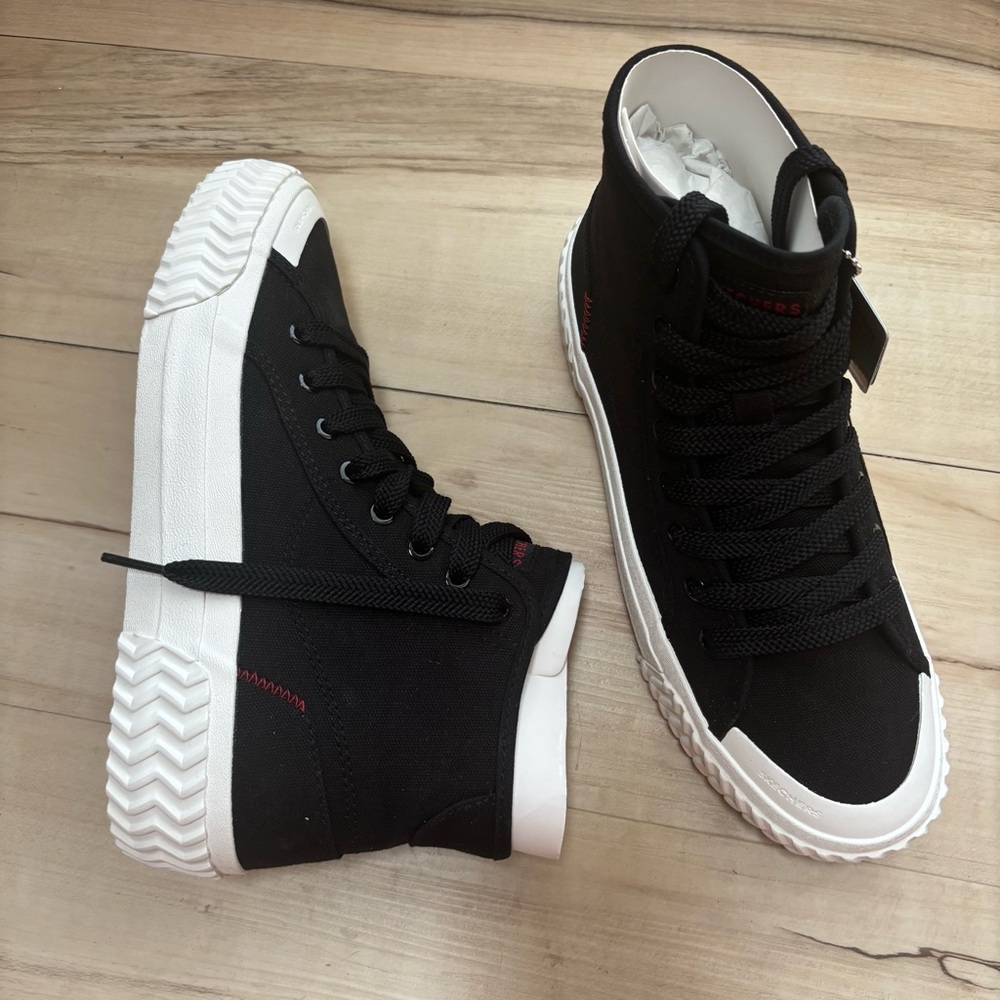 Skechers Black and White High-Top Sneakers with Classic Design women’s size 6.5